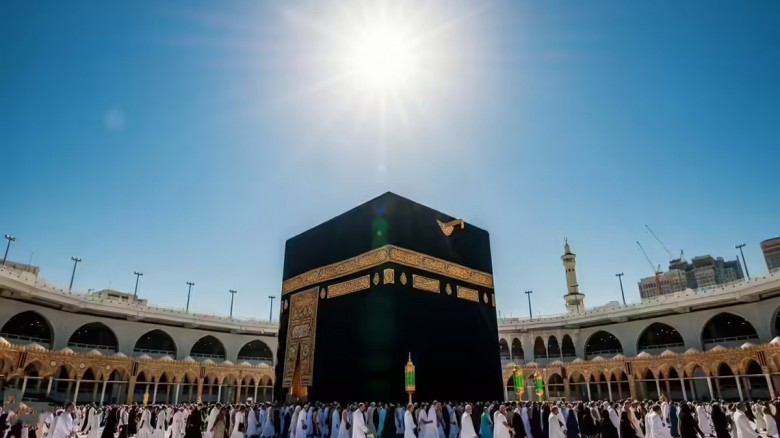 মক্কায় বিরল ঘটনা, পবিত্র কাবার ওপরে সরাসরি সূর্যের...