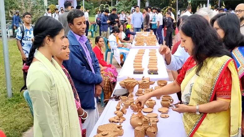 মৃৎশিল্প প্রদর্শনী ও পিঠা উৎসবে মেতে উঠে